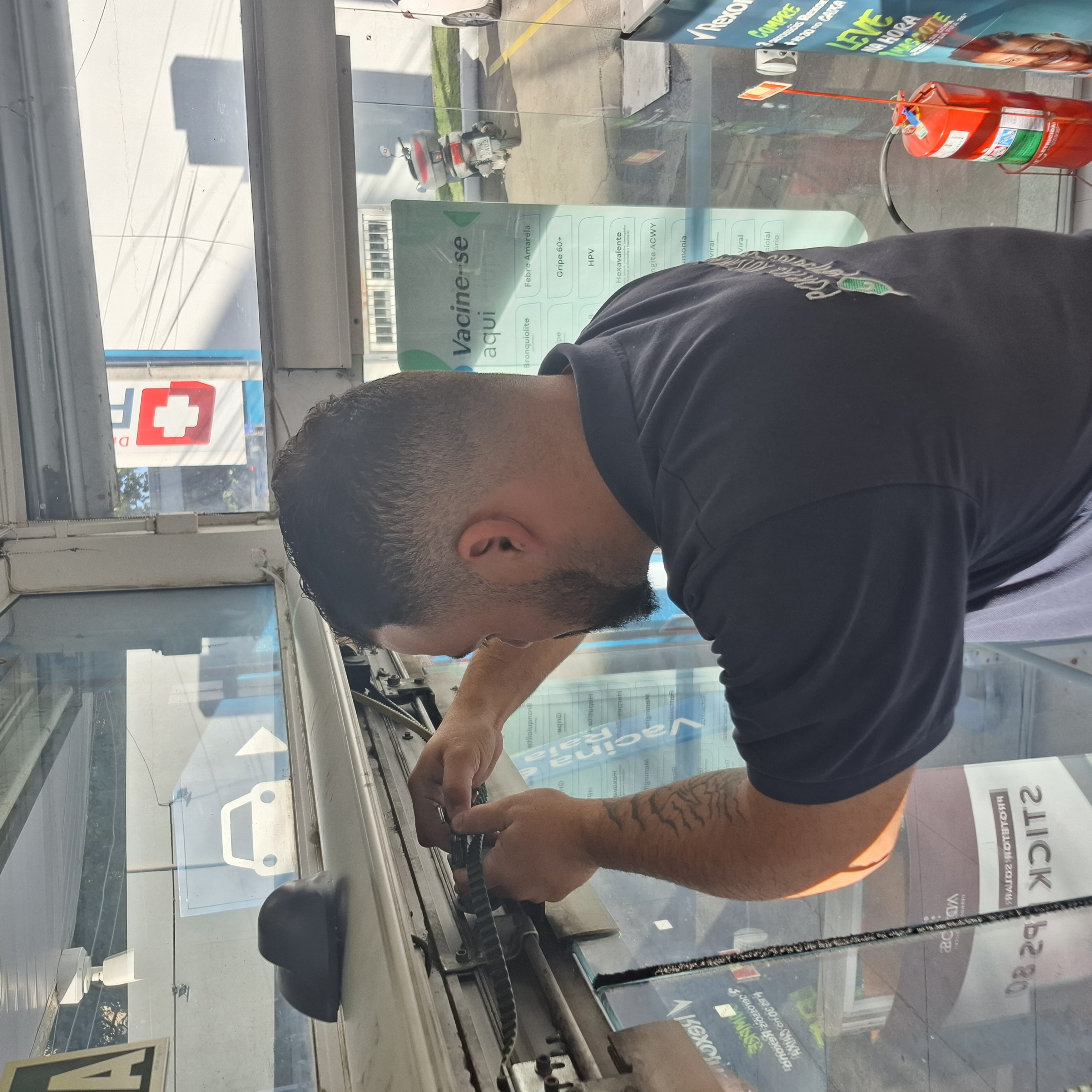 Porta automática de vidro instalada em estabelecimento comercial