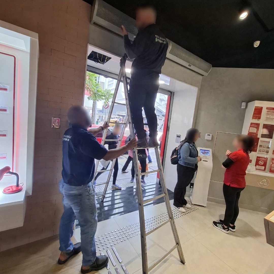 Equipe da Porta Segura instalando porta automática em agência