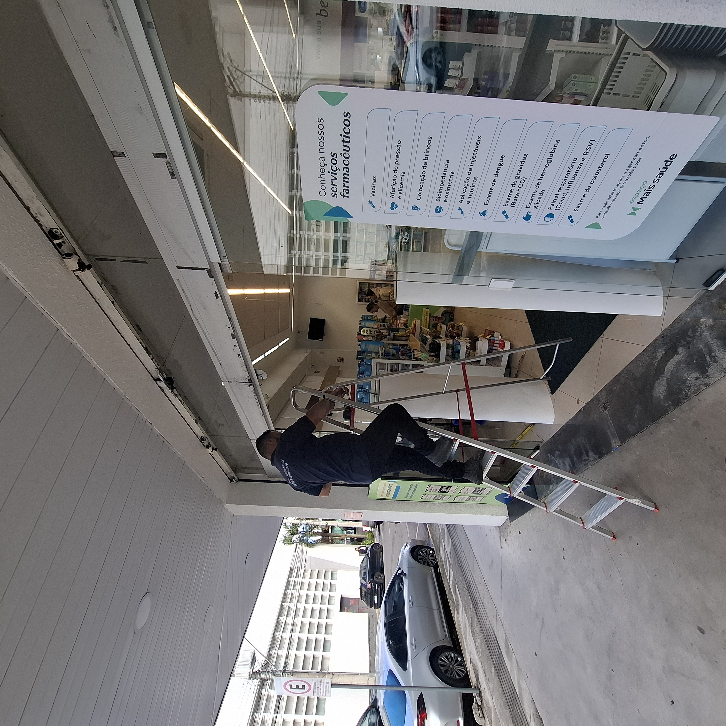 Técnico medindo o vão da porta com trena