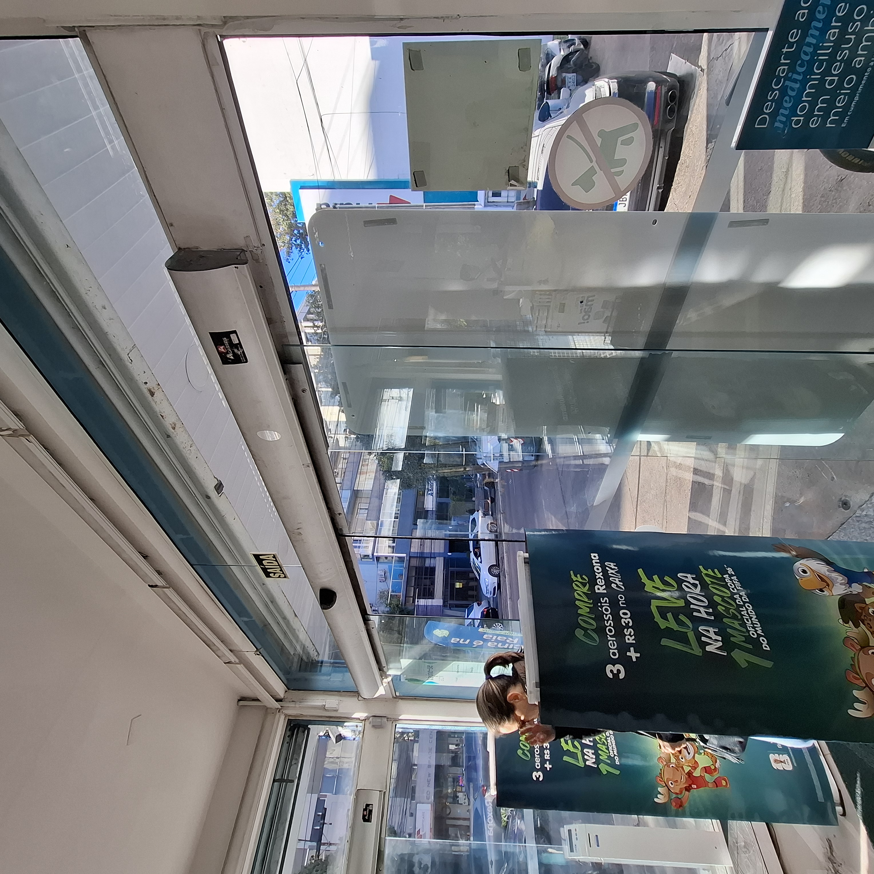 Porta automática de vidro deslizante instalada